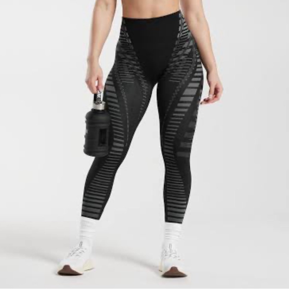 ❗️❗️IM LOO FOR THIS TWO LEGGINGS IN SIZE L❗️❗️DO NOT BUY